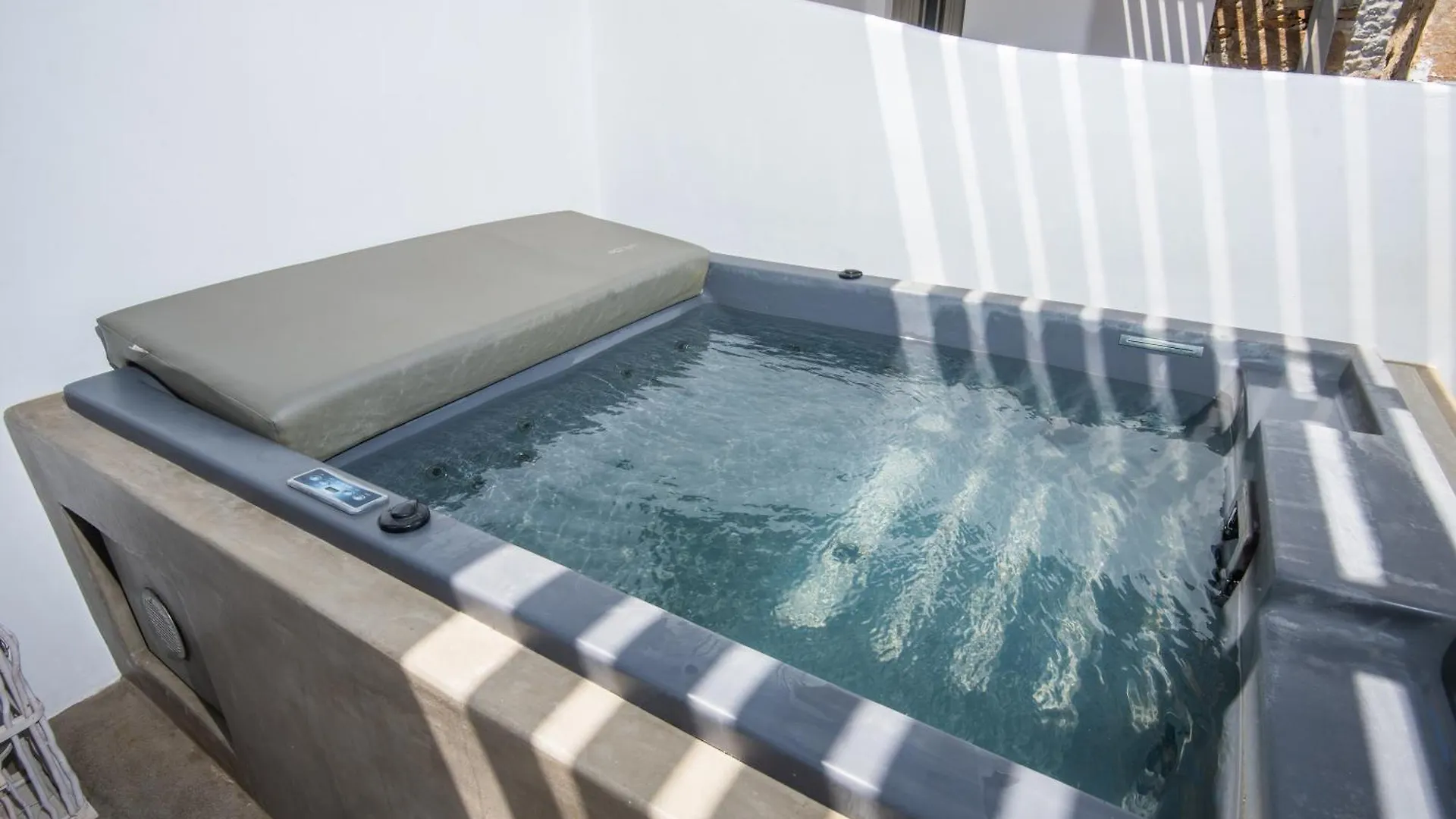 White And Grey Daire Mykonos Town Yunanistan