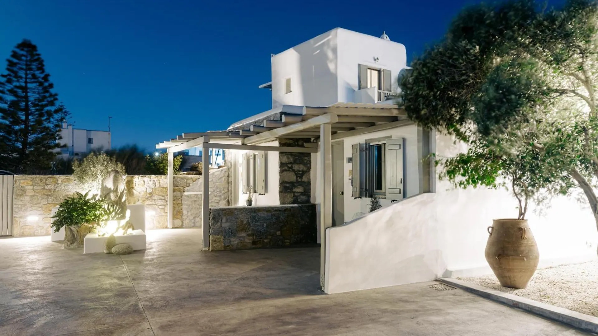 White And Grey Daire Mykonos Town Yunanistan